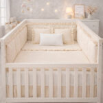 Combo Dulces Sueños Pequeñín Beige – Set Completo de Cuna con Bumper + Juego de Sábanas + Almohada + Cojines + Protector Antifluido