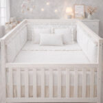 Combo Dulces Sueños Pequeñín Blanco – Set Completo de Cuna con Bumper + Juego de Sábanas + Almohada + Cojines + Protector Antifluido