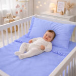 Juego de sábanas azul  con boleros para cuna
