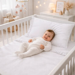 Juego de sábanas blanco con boleros para cuna