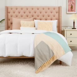 Manta Decorativa Tricolor con Flecos – Celeste, Marfil y Plata