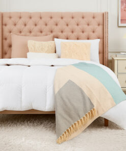 Manta Decorativa Tricolor con Flecos – Celeste, Marfil y Plata