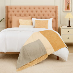 Manta Decorativa Tricolor con Flecos – Mostaza, Marfil y Plata