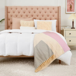 Manta Decorativa Tricolor con Flecos – Palo Rosa, Marfil y Plata