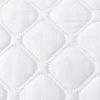 Combo Fresh Gris - Juego de S banas + Colcha Blanca en Microfibra Casa LiLe