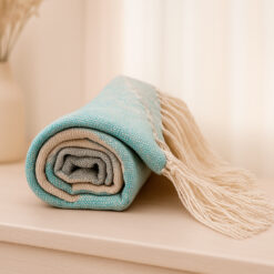 Alternative view of Manta Decorativa Tricolor con Flecos – Celeste, Marfil y Plata