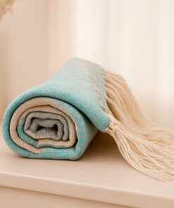 Alternative view of Manta Decorativa Tricolor con Flecos – Celeste, Marfil y Plata