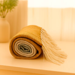 Alternative view of Manta Decorativa Tricolor con Flecos – Mostaza, Marfil y Plata