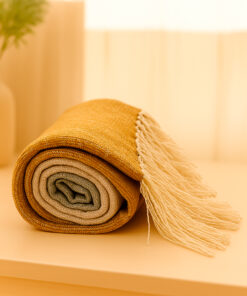 Alternative view of Manta Decorativa Tricolor con Flecos – Mostaza, Marfil y Plata