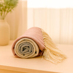 Alternative view of Manta Decorativa Tricolor con Flecos – Palo Rosa, Marfil y Plata