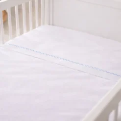 Juego de s banas blanco con bordado azul para cuna Casa LiLe