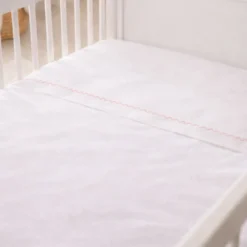 Juego de s banas blanco con bordado rosado para cuna Casa LiLe