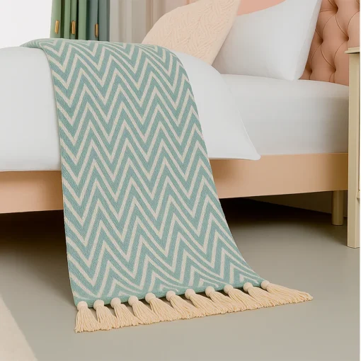 Pie de Cama Decorativo Zig Zag Color Menta con Flecos Casa LiLe