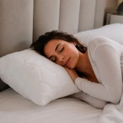 Almohada acolchada blanca de microfibra Casa LiLe