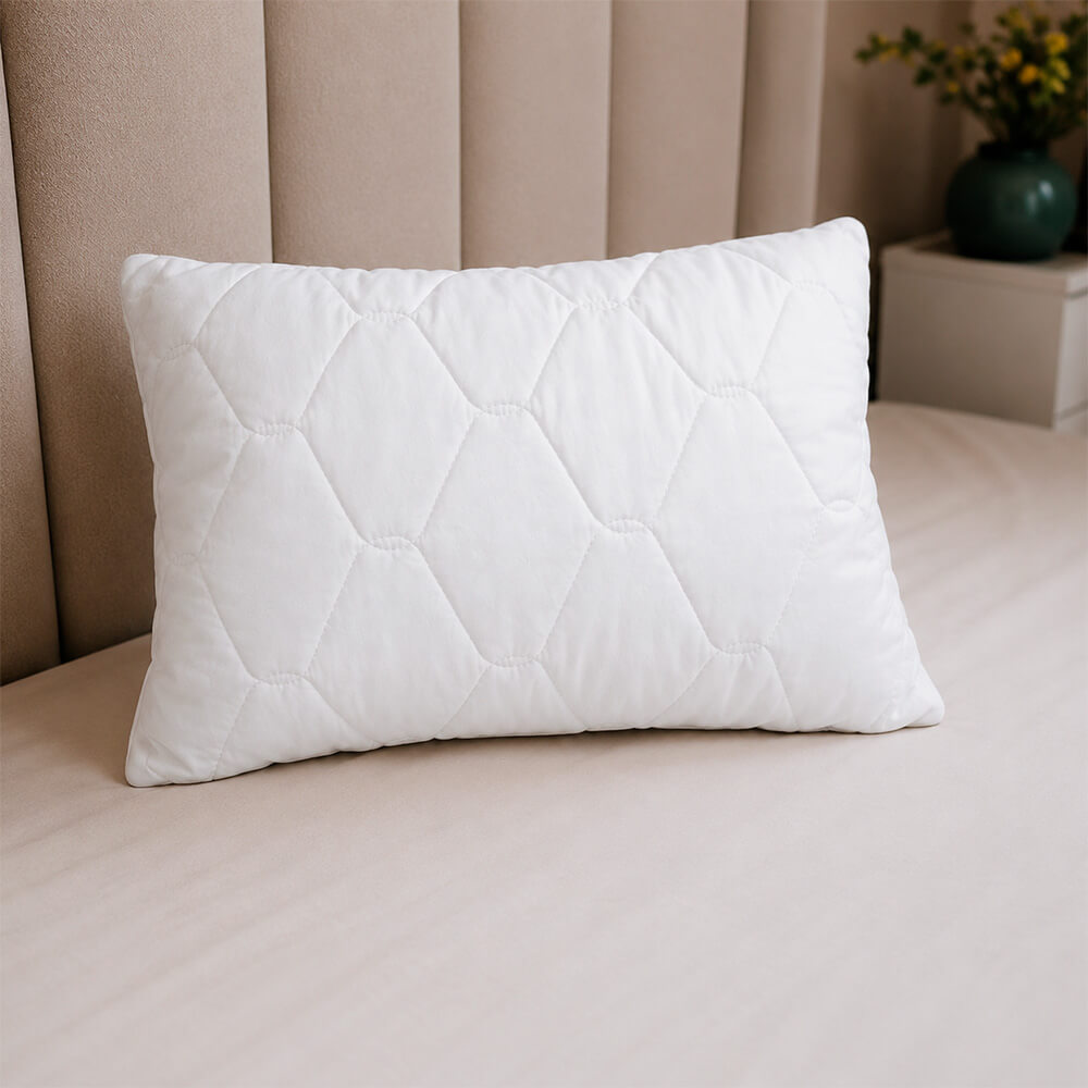 Almohada acolchada blanca de microfibra