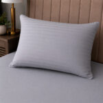 Almohada gris claro estándar con relleno siliconado