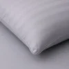 Almohada gris claro est ndar con relleno siliconado Casa LiLe