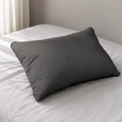 Almohada gris oscuro estándar de microfibra