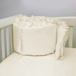 Combo Dulces Sue os Peque n Beige Set Completo de Cuna con Bumper + Juego de S banas + Almohada + Cojines + Protector Antifluido Casa LiLe