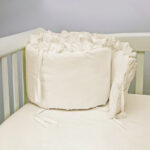 Bumper para cuna beige con boleros