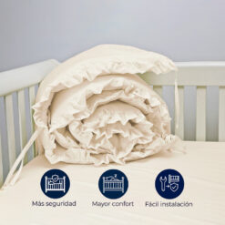Bumper para cuna beige con boleros