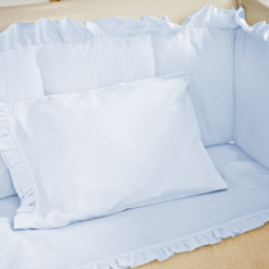 Juego de sábanas azul con boleros para cuna