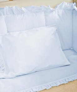 Juego de sábanas azul cielo con boleros para cuna