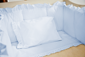 Juego de sábanas azul  con boleros para cuna