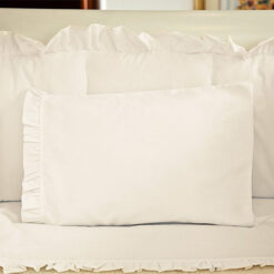 Juego de sábanas beige con boleros para cuna