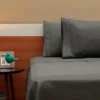 Combo Fresh Gris Oscuro Premium + Juego de S banas + Colcha Negro-Gris en Microfibra Casa LiLe