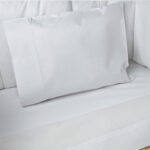 Juego de sábanas blanco con bordado azul para cuna