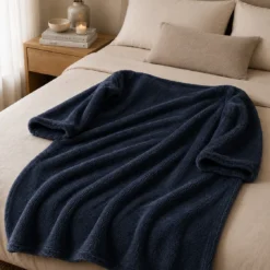 Cobija con Mangas Azul Oscuro Piel de Conejo Casa LiLe