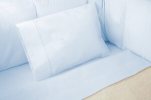 Juego de sábanas azul con bordado para cunas