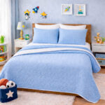 Combo Fresh Infantil Celeste/Blanco – Juego de Sábanas Azul Cielo Embosadas + Cubrelecho Infantil Celeste/Blanco