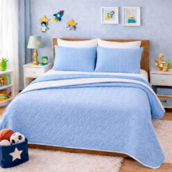 Combo Fresh Infantil Celeste/Blanco – Juego de Sábanas Azul Cielo Embosadas + Cubrelecho Infantil Celeste/Blanco