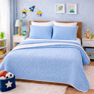 Combo Fresh Infantil Celeste/Blanco – Juego de Sábanas Azul Cielo Embosadas + Cubrelecho Infantil Celeste/Blanco