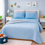 Combo Fresh Infantil Celeste/Gris – Juego de Sábanas Azul Cielo Embosadas + Cubrelecho Infantil Celeste/Gris