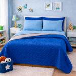 Combo Fresh Infantil Azul Rey/Gris – Juego de Sábanas Azul Cielo Embosadas + Cubrelecho Infantil Azul Rey/Gris