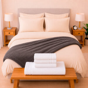 Combo Soltero 1000 Beige- Protector Antifluido, Plumón, Almohada(s), Juego Duvet, Cobija Bunny y Toallas