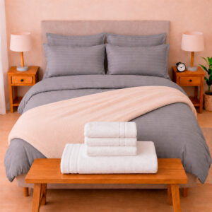 Combo Soltero 1000 Gris Claro Premium - Protector Antifluido, Plumón, Almohada(s), Juego Duvet, Cobija Bunny y Toallas