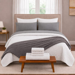 Combo 2000 Blanco Gris – Colcha Española, Fundones, Cobija Bunny a Elección, Protector de Colchón Antifluido, Juego de Sábanas, Almohada(s), 2 Toallas de Manos, Toalla de Cuerpo y Tapete de Baño