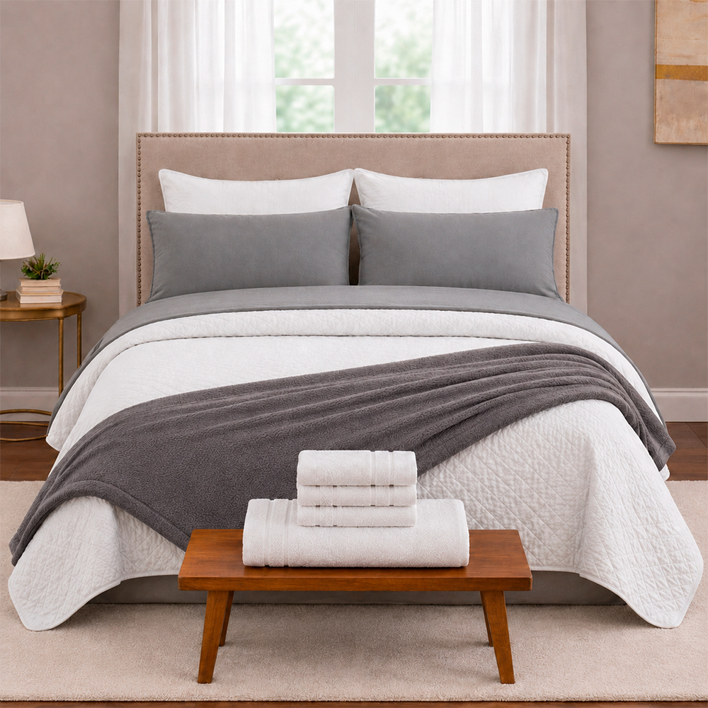 Combo 2000 Blanco Gris – Colcha Española, Fundones, Cobija Bunny a Elección, Protector de Colchón Antifluido, Juego de Sábanas, Almohada(s), 2 Toallas de Manos, Toalla de Cuerpo y Tapete de Baño